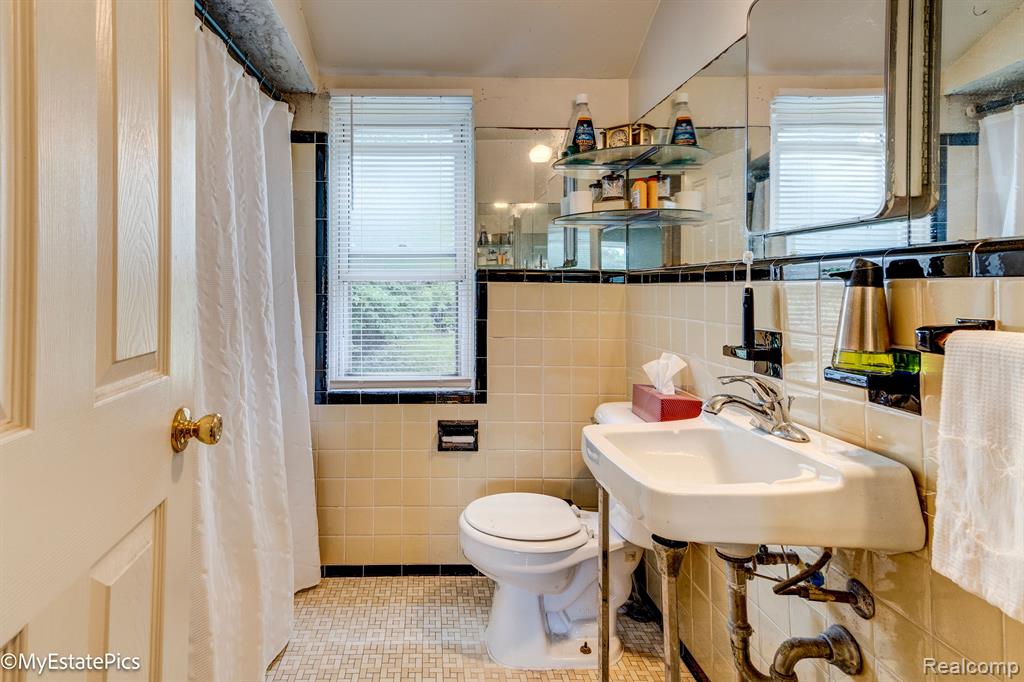 400 PARKVIEW Drive, Plymouth, MI 48170 — Photo 25