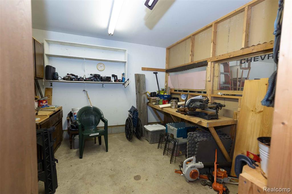 5685 S Aylesbury Drive, Waterford, MI 48327 — Photo 40