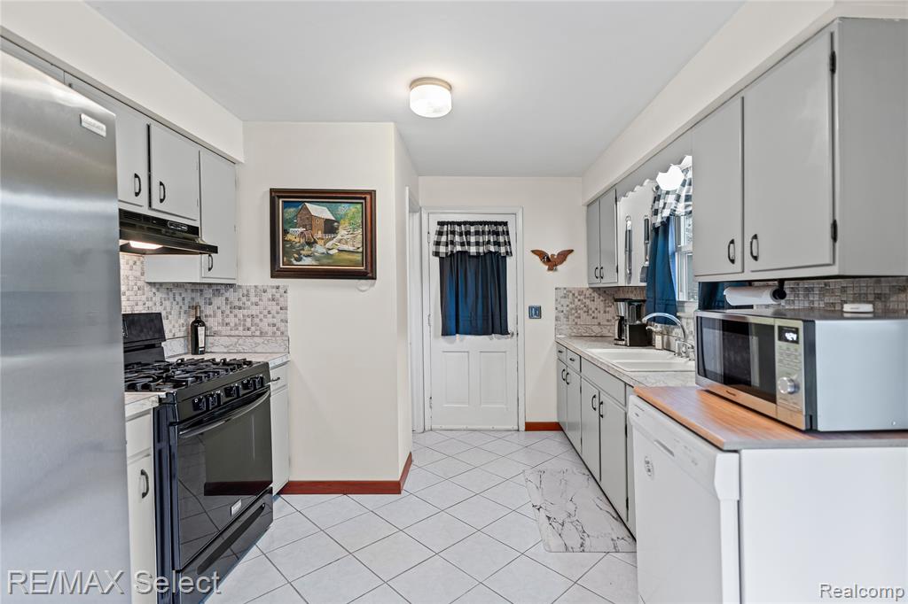 5368 Dunbar Drive, Grand Blanc, MI 48439 — Photo 8