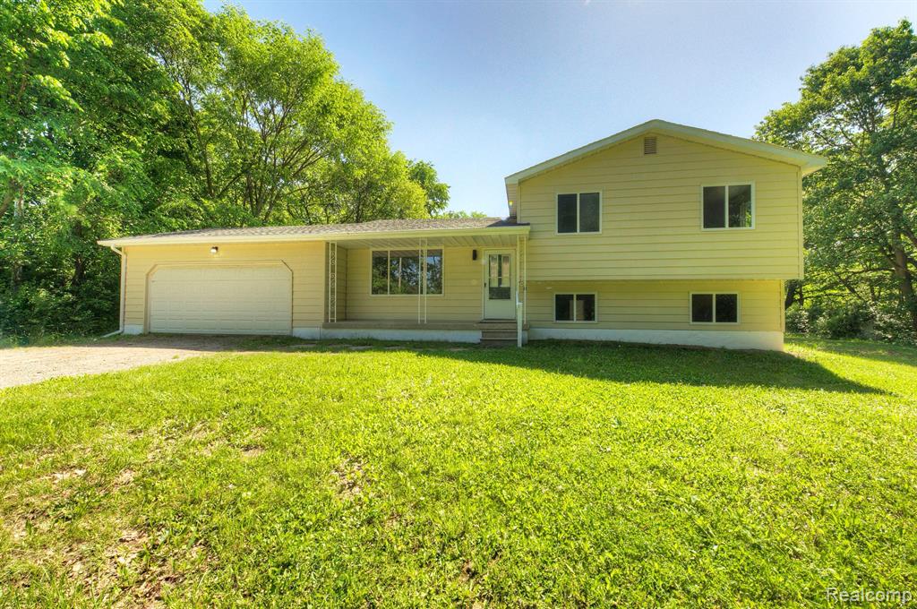 9600 Oakhurst Road, Holly, MI 48442 — front exterior