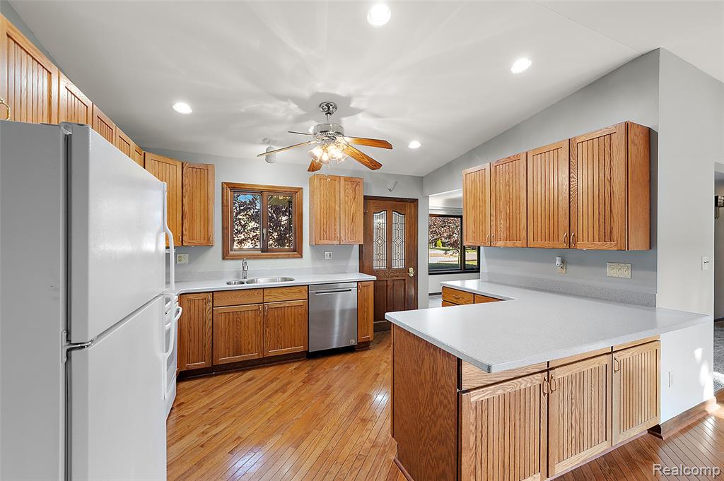 15 Pleasant Lake Drive, Waterford, MI 48327 — Photo 18
