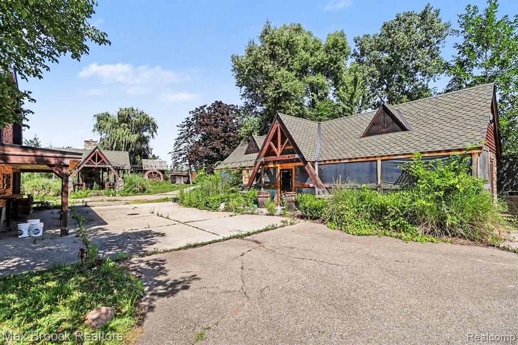 5501 Houghten Drive, Troy, MI 48098