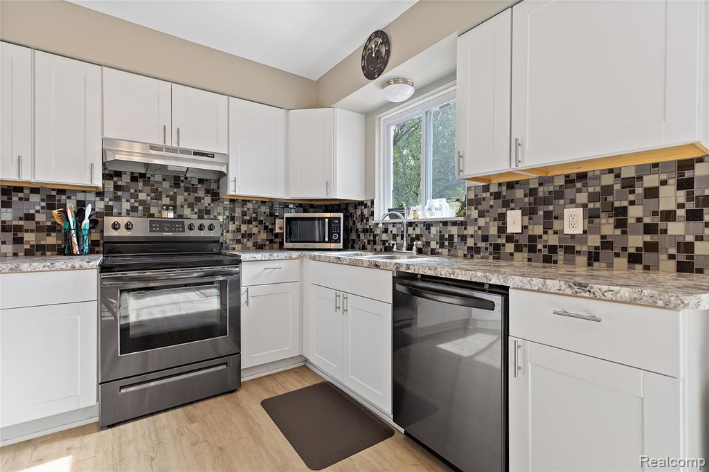 5423 Meadowcrest Drive, Flint, MI 48532 — Photo 8