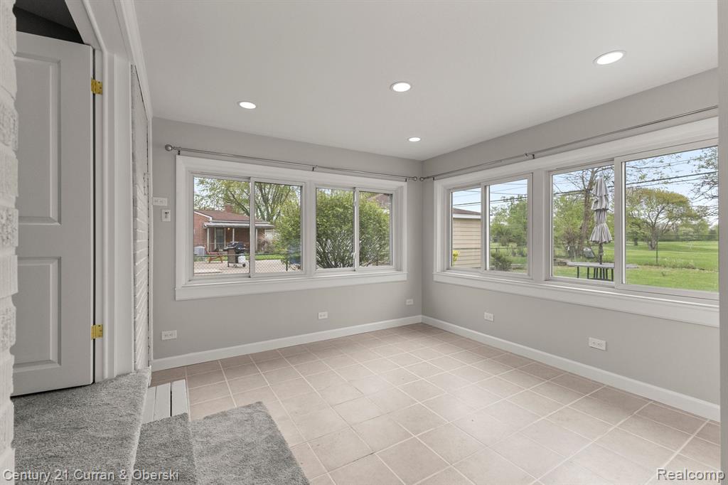 7484 N CHARLESWORTH Street, Dearborn Heights, MI 48127 — Photo 21