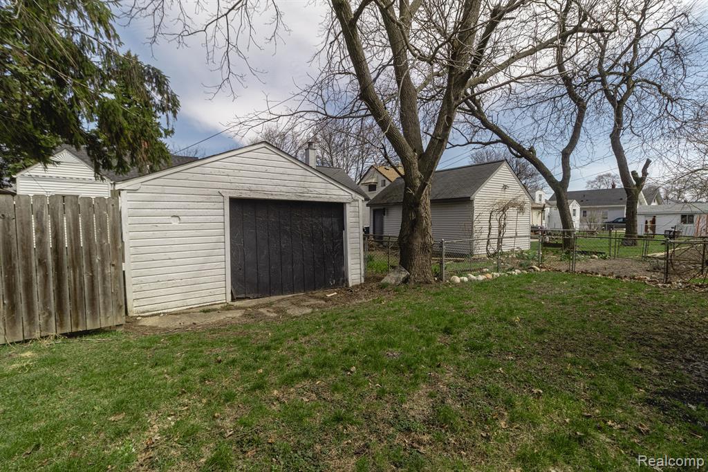 881 Garfield Avenue, Lincoln Park, MI 48146 — Photo 17