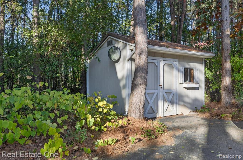 693 Knibbe Road, Lake Orion, MI 48362 — Photo 24
