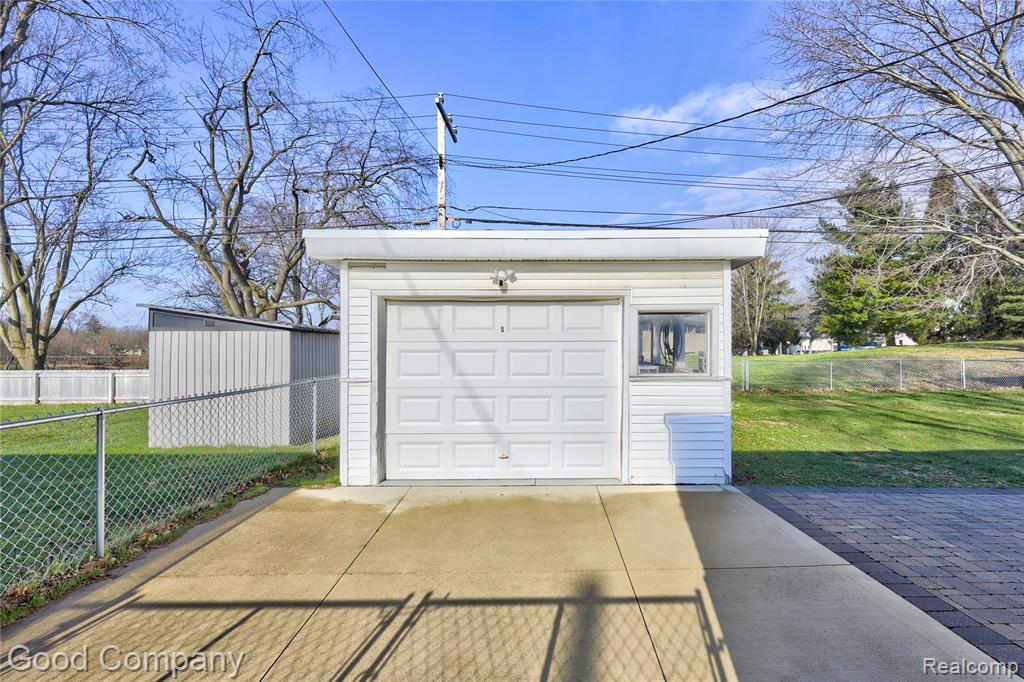 1303 Sycamore Drive, Rochester Hills, MI 48307 — Photo 45
