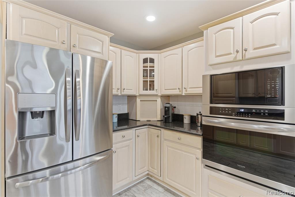 7095 Elmwood Drive, Grand Blanc, MI 48439 — Photo 20