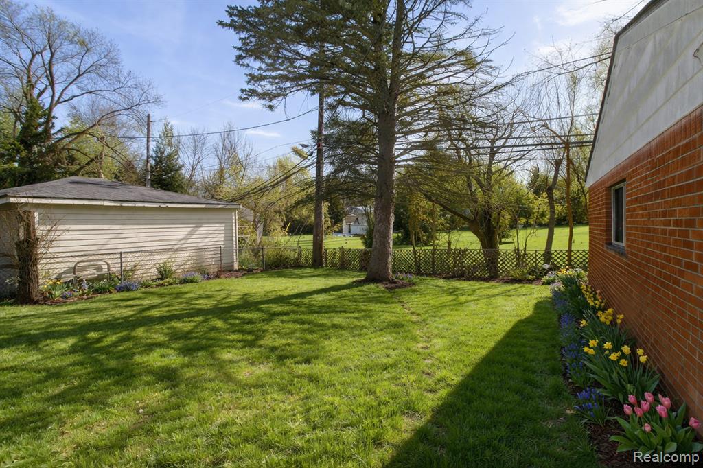 26923 Constance Avenue, Dearborn Heights, MI 48127 — Photo 27