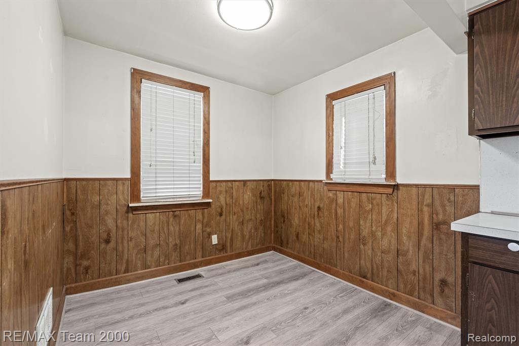 5526 SYLVIA Street, Dearborn Heights, MI 48125 — Photo 8