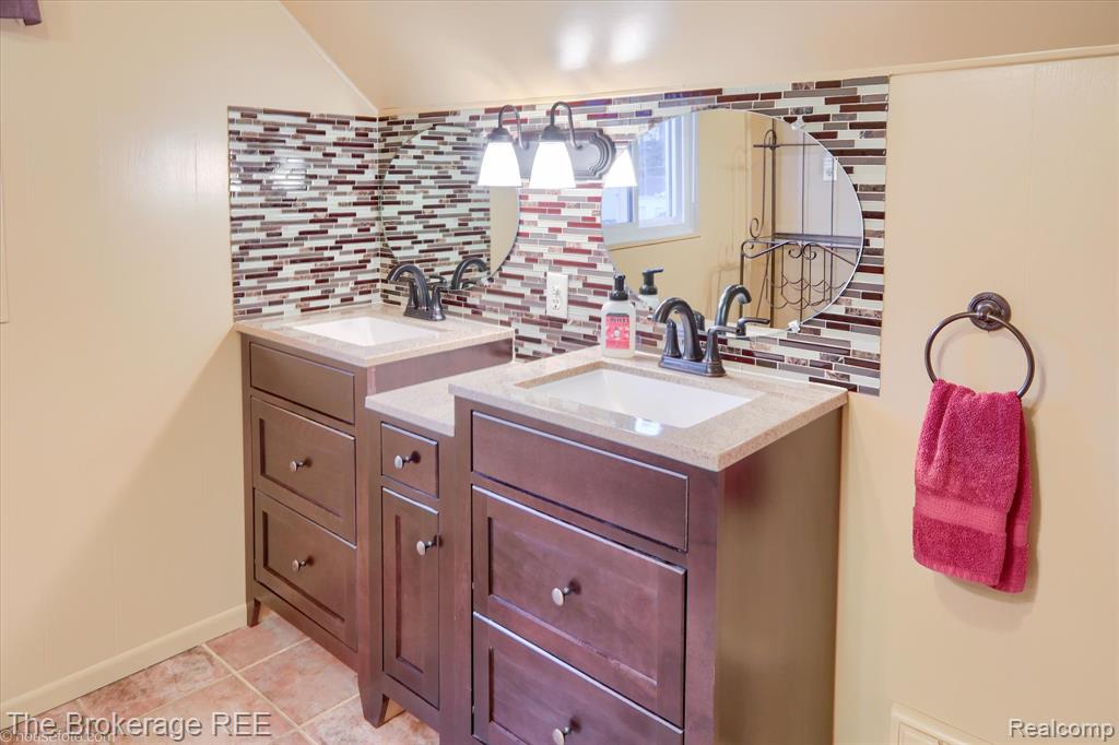 5107 Hartland Drive, Flint, MI 48506 — Photo 46