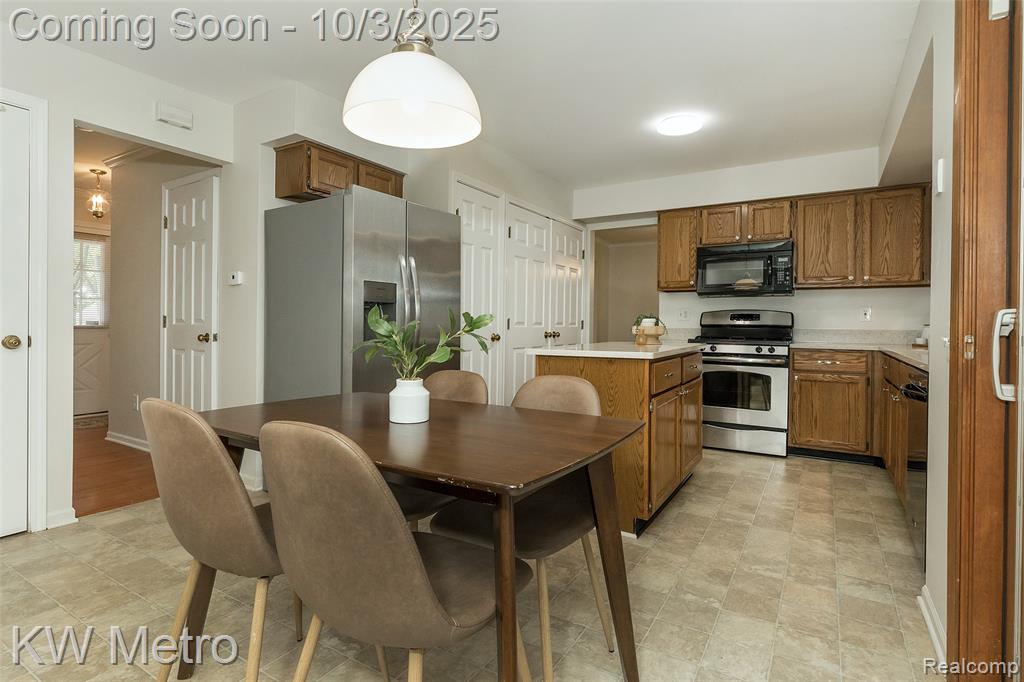435 Thornridge Court, Rochester Hills, MI 48307 — Photo 16