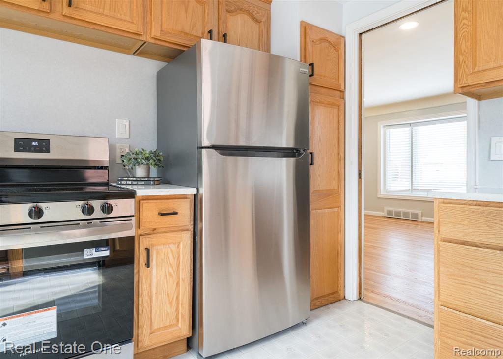 421 W Sunnybrook Drive, Royal Oak, MI 48073 — Photo 15