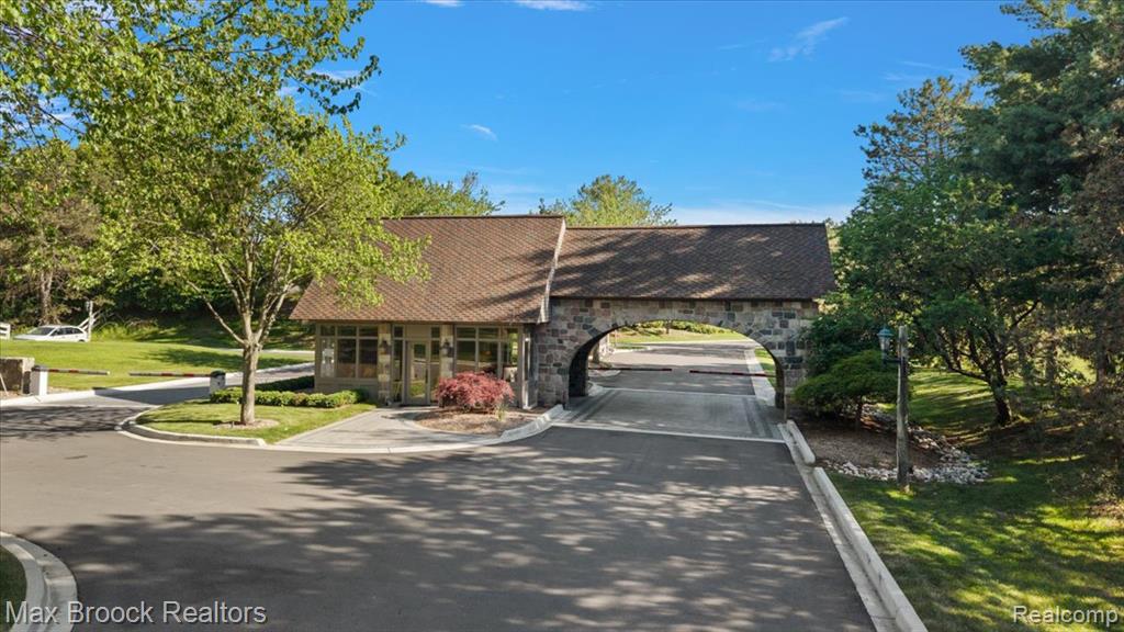 1729 Heron Ridge Drive, Bloomfield Hills, MI 48302 — Photo 11