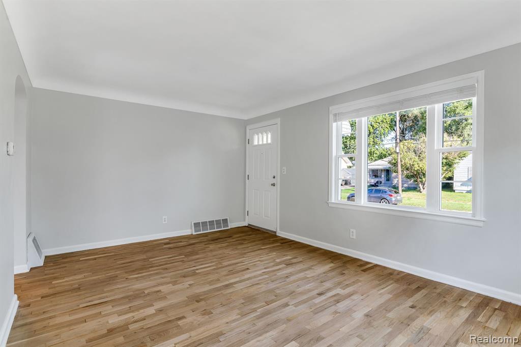 619 VERMILYA Avenue, Flint, MI 48507 — Photo 8