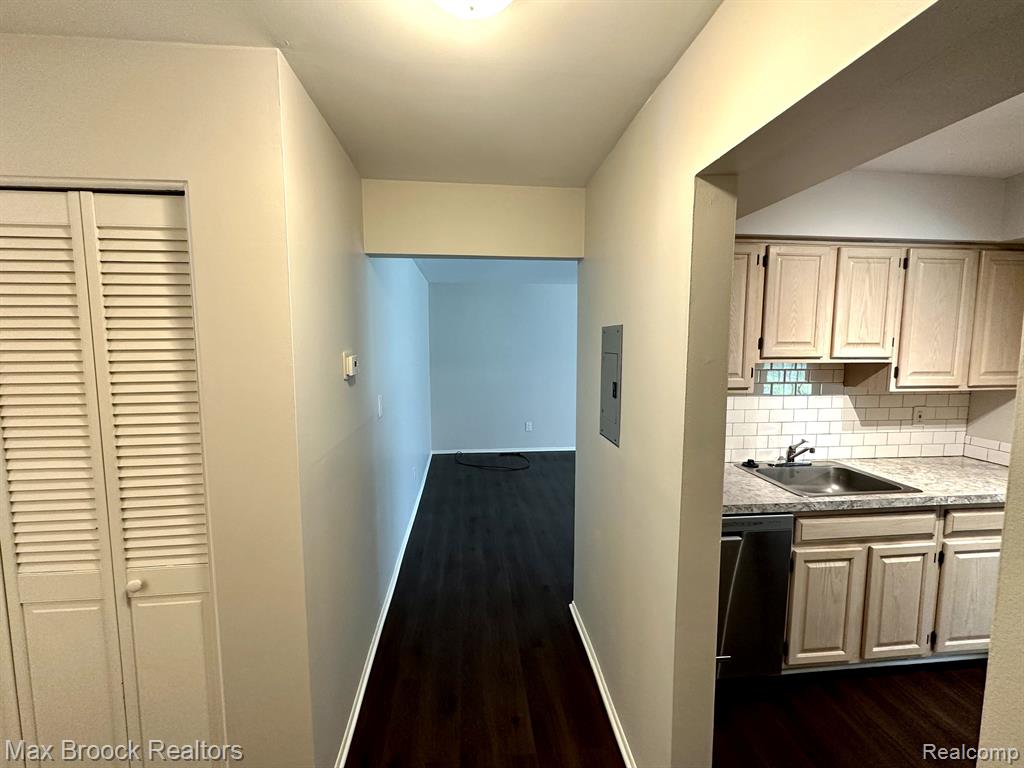 740 E FOX HILLS Drive, Bloomfield Hills, MI 48304 — Photo 3