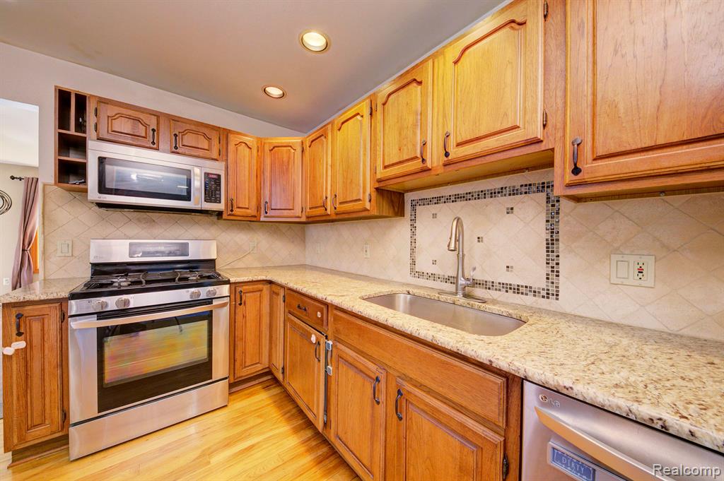 8246 FORREST Drive, Canton, MI 48187 — Photo 9