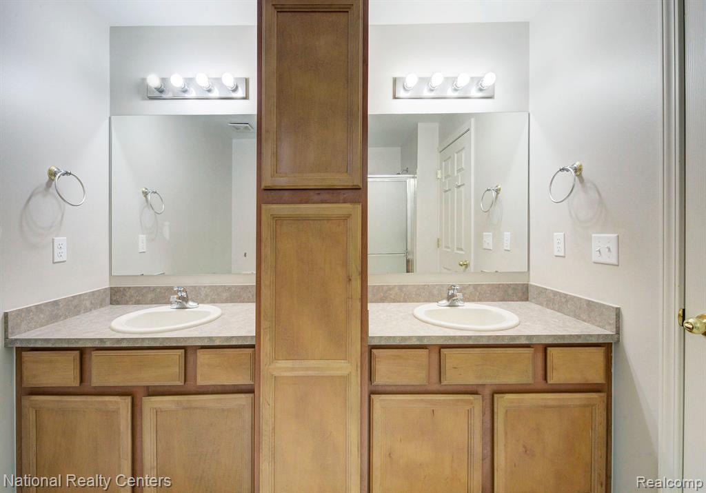 6104 JASMINE Drive, Walled Lake, MI 48390 — Photo 21