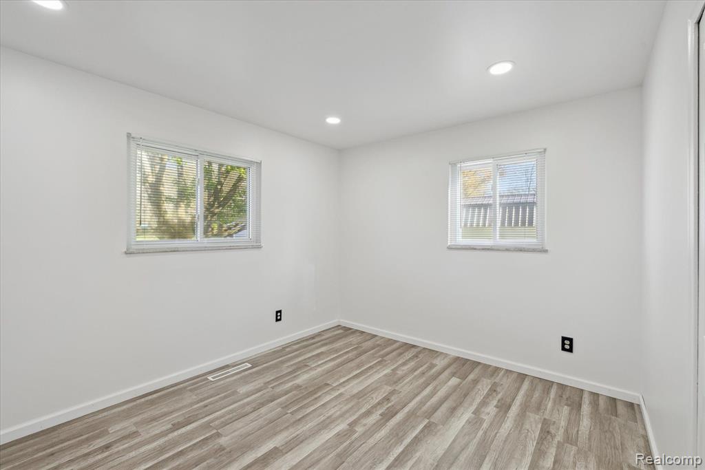 4421 LAWNWOOD Lane, Burton, MI 48529 — Photo 18