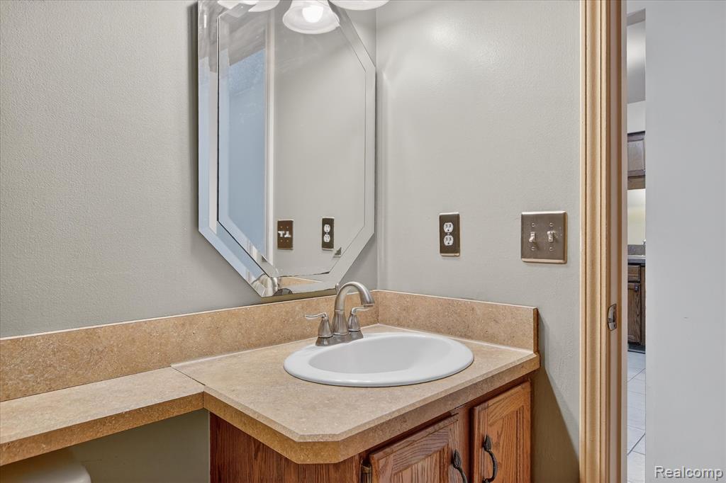 4364 S Meadow Drive, Waterford, MI 48329 — Photo 22