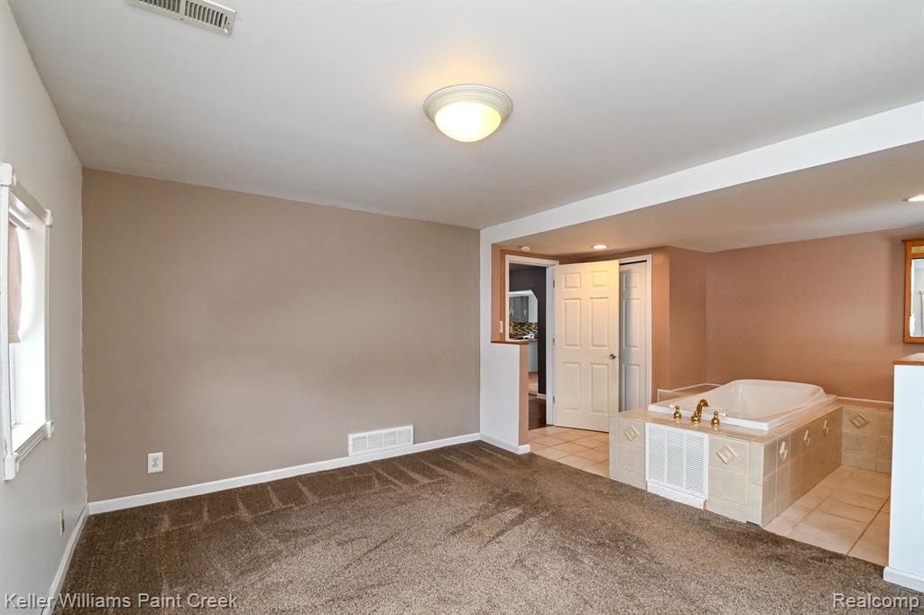 635 JOSLYN Road, Lake Orion, MI 48362 — Photo 15