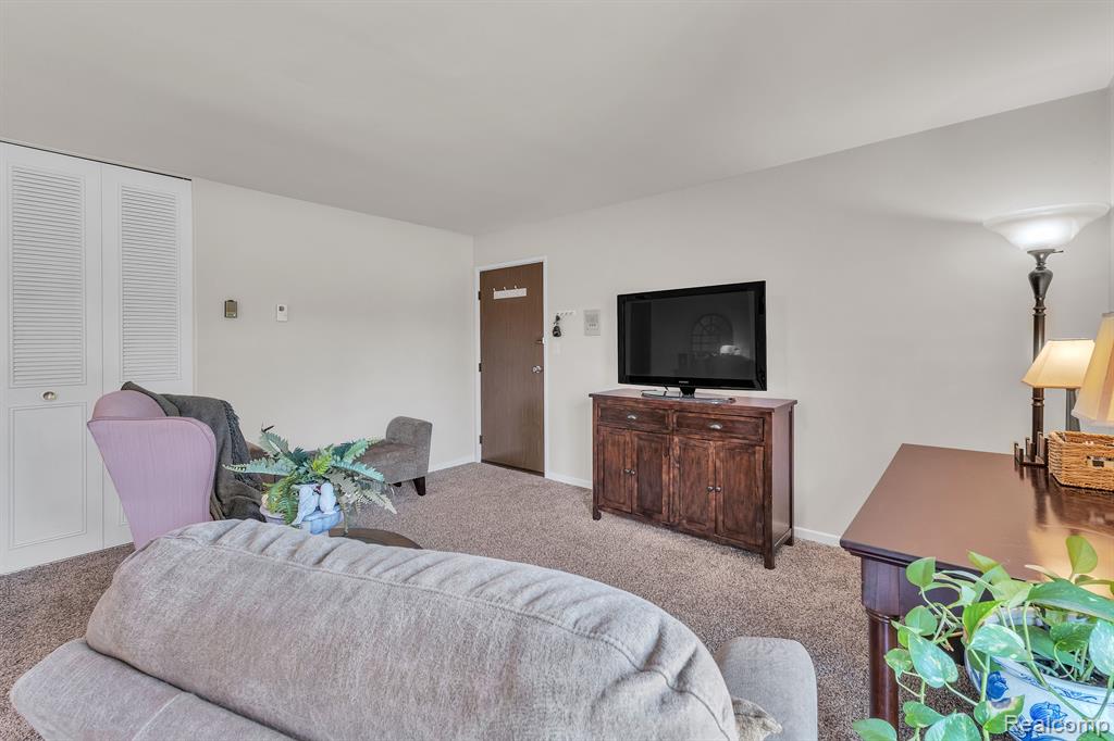 1842 COLONIAL VILLAGE Way, 2, Waterford, MI 48328 — Photo 7