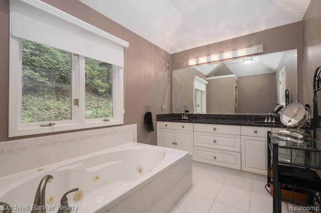 8673 Mohican Dr, Clarkston, MI 48348 — Photo 13