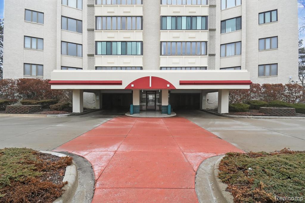 43100 12 Oaks Crescent Drive, 2033, Novi, MI 48377 — Photo 3