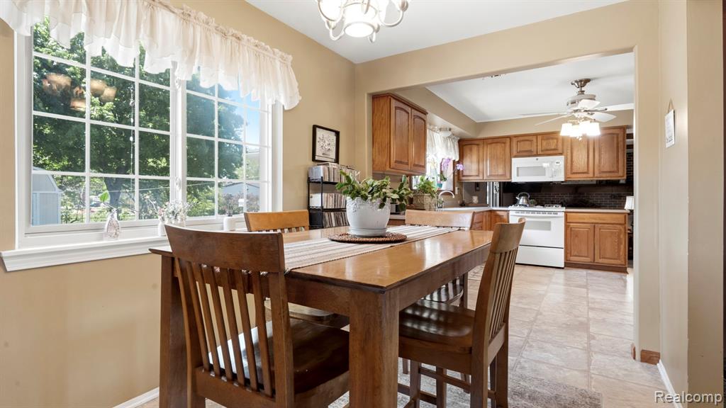 27654 Oakcrest Drive, Brownstown, MI 48183 — Photo 9