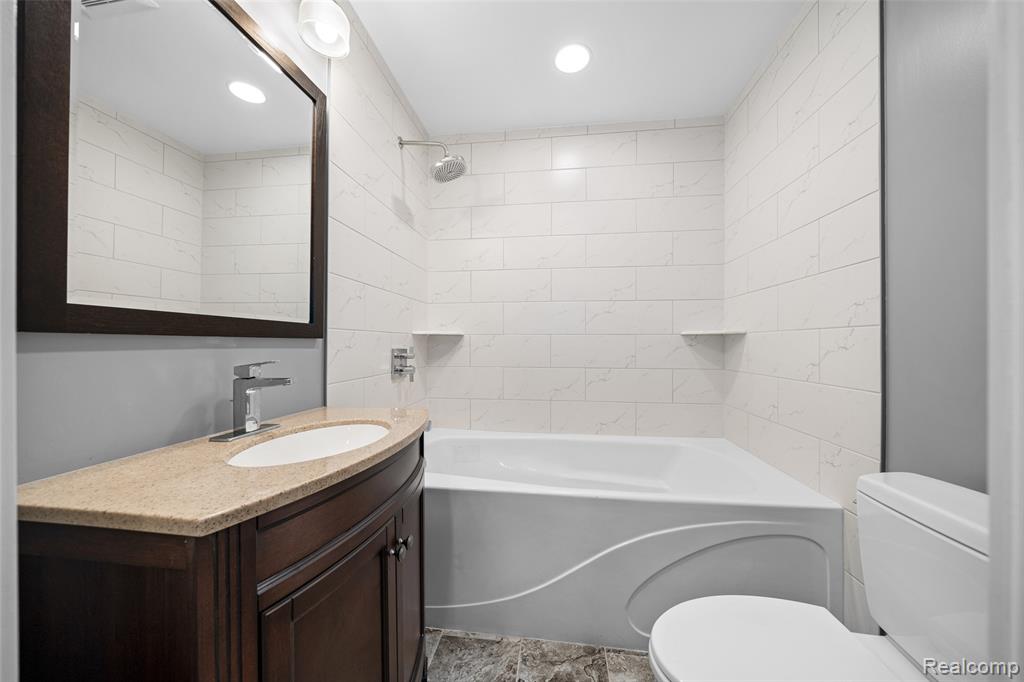 7175 Richardson Road, West Bloomfield, MI 48323 — Photo 26