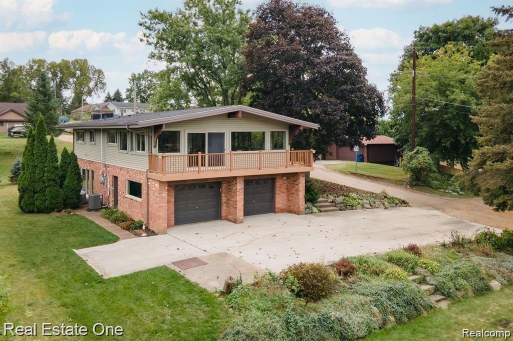 2728 DEVONSHIRE, Leonard, MI 48367 — Photo 2