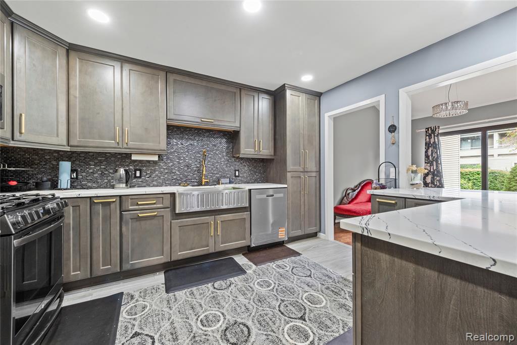 586 Ashley Circle, Rochester Hills, MI 48307 — Photo 7