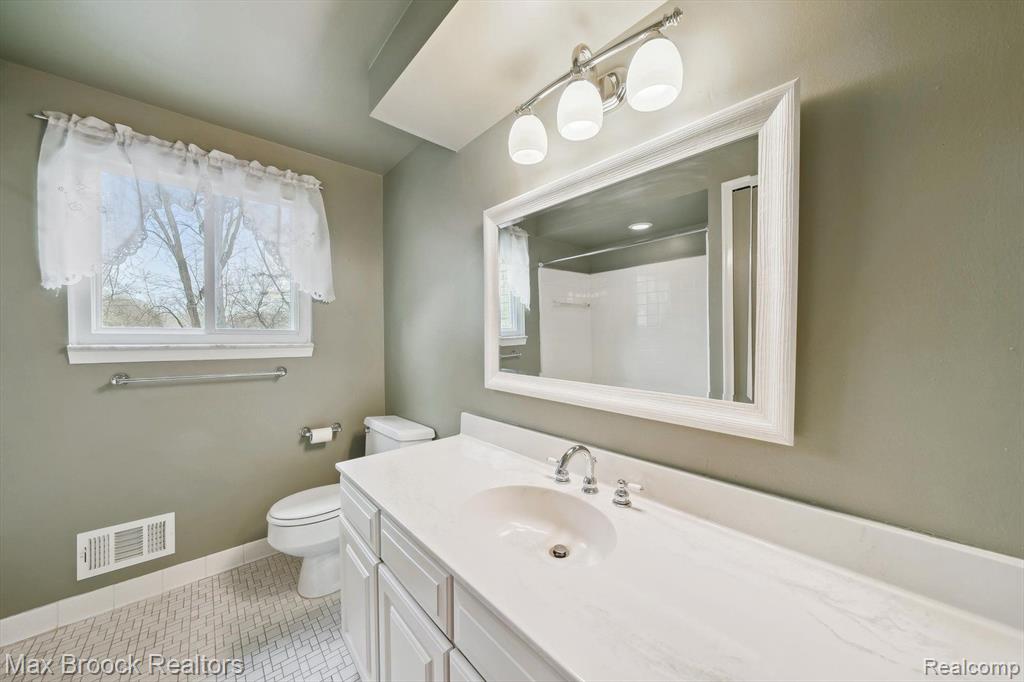 4488 BEACH Road, Troy, MI 48098 — Photo 22