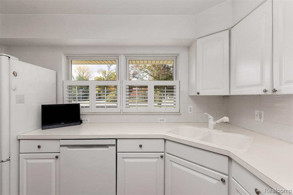 31220 Sheridan Drive, Beverly Hills, MI 48025 — Photo 20