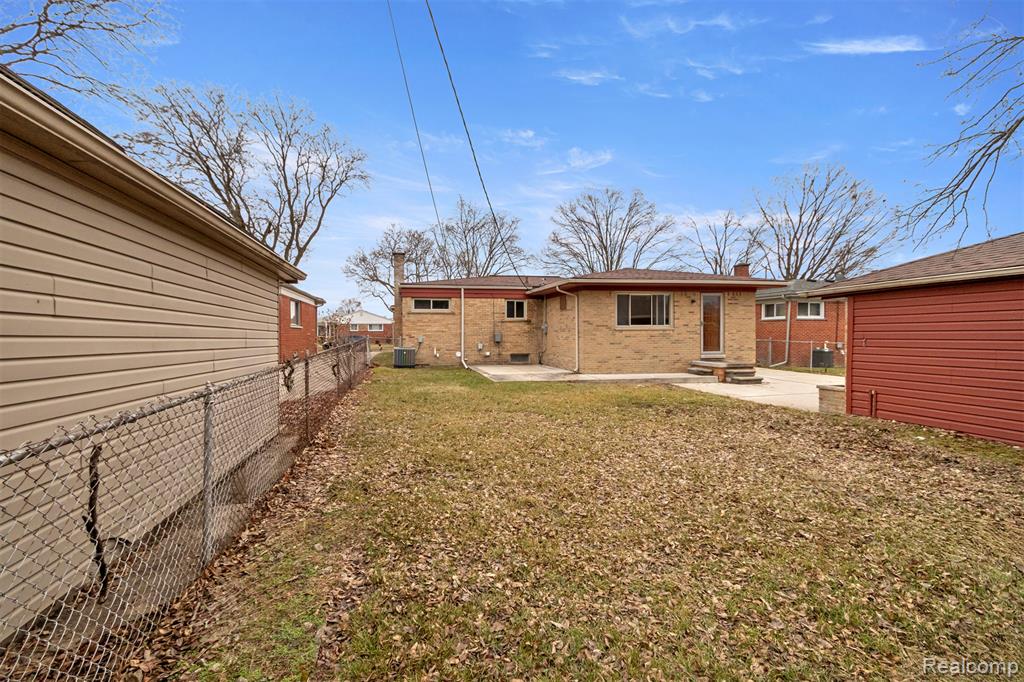 8895 Lenore Ave, Redford, MI 48239 — Photo 32