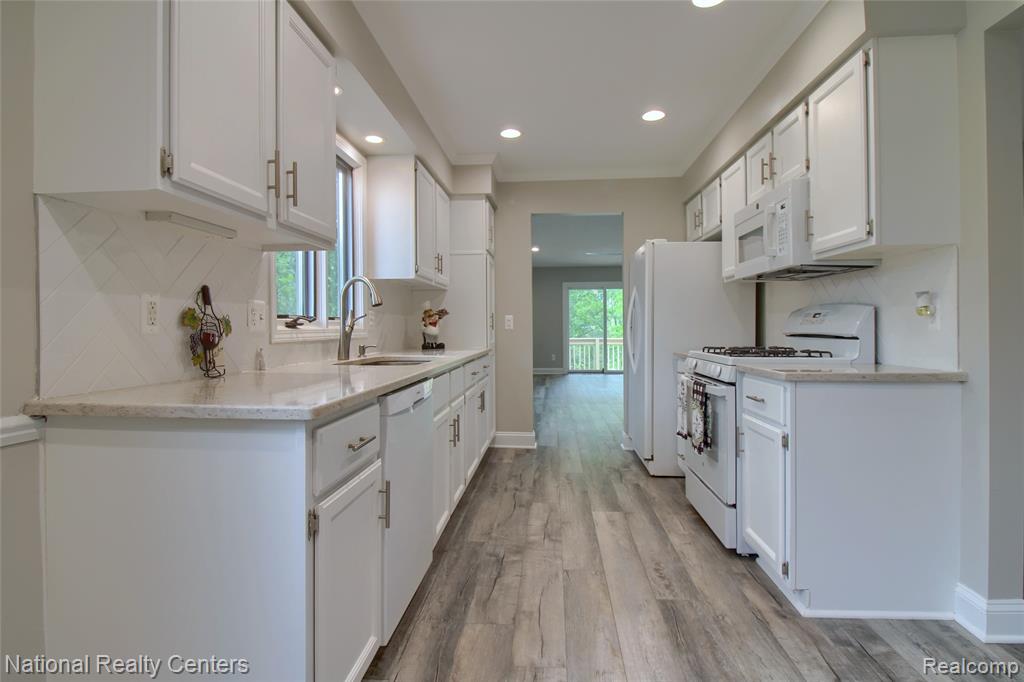 713 Woodcreek Circle, 26, Saline, MI 48176 — Photo 8