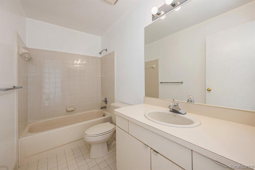 7446 Pepper Creek, West Bloomfield, MI — Photo 12