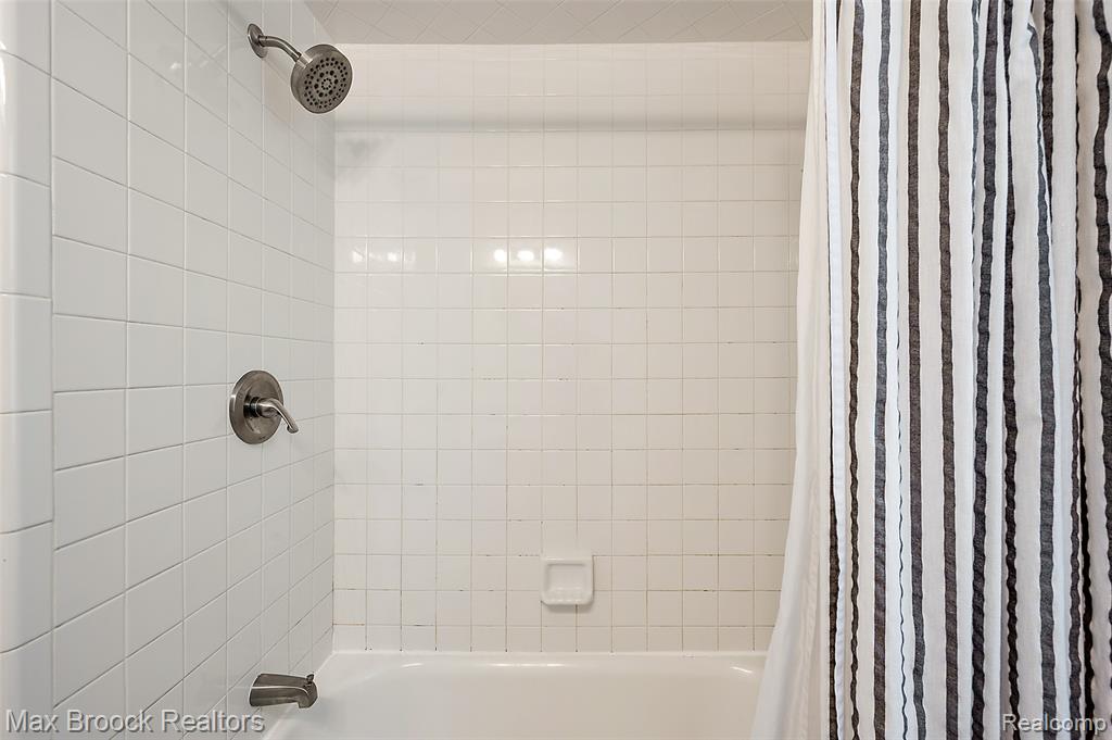 47 Wellesley Drive, Pleasant Ridge, MI — Photo 25
