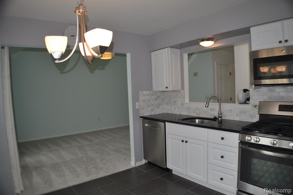 4439 HUNTERS Circle W, Canton, MI 48188 — Photo 6