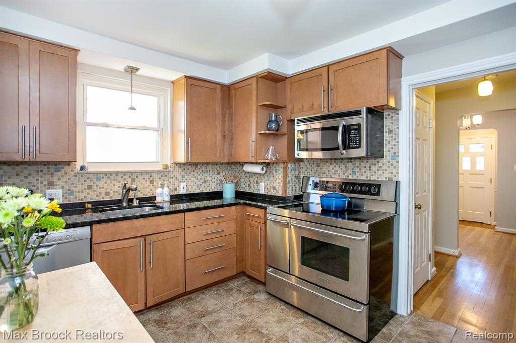 26015 ALLOR Avenue, Huntington Woods, MI — Photo 17