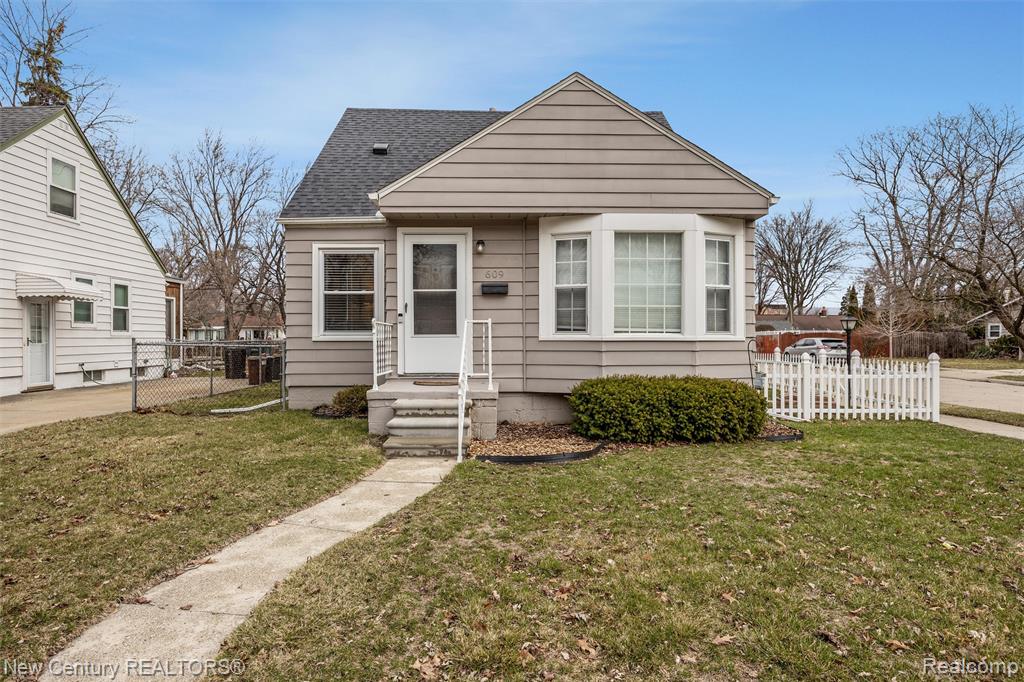 609 E Baker Avenue, Clawson, MI — Photo 2