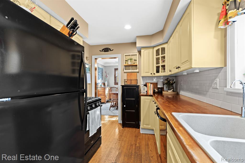 240 MONT EAGLE Street, Milford, MI 48381 — Photo 19
