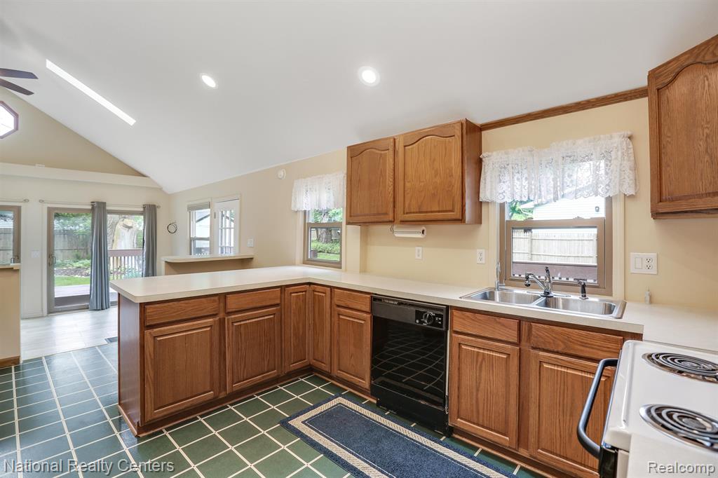 330 BEACHWAY Street, Whitmore Lake, MI 48189 — Photo 4
