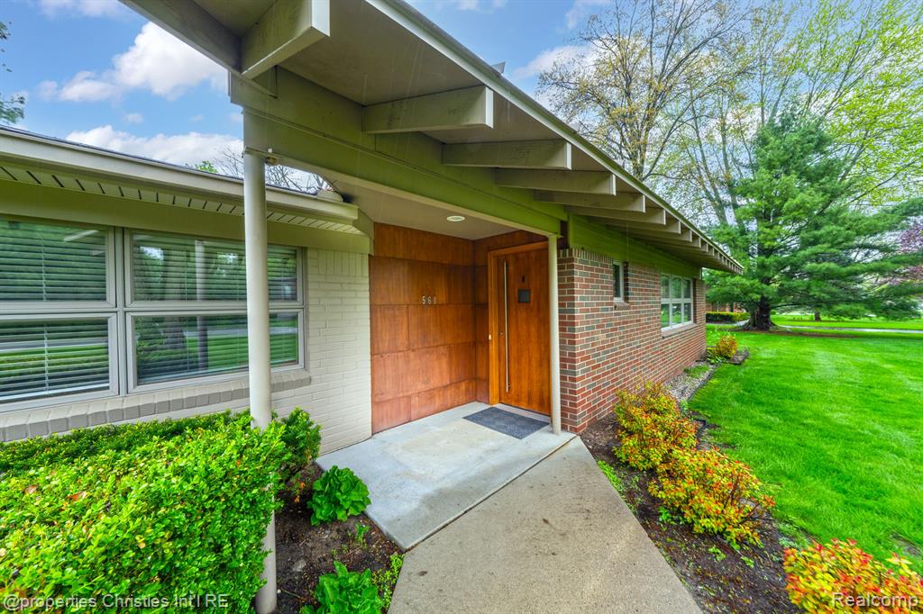 561 Yorkton Lane, Bloomfield Hills, MI 48304 — Photo 2