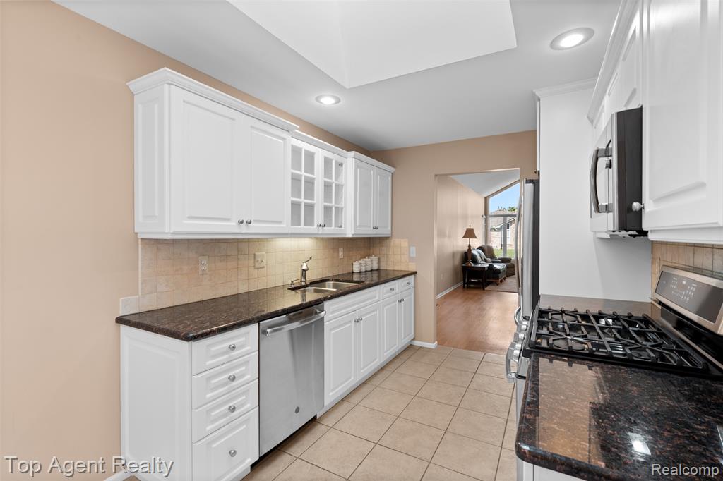 48607 Sutton Bay Court, Shelby Twp, MI 48315 — Photo 8
