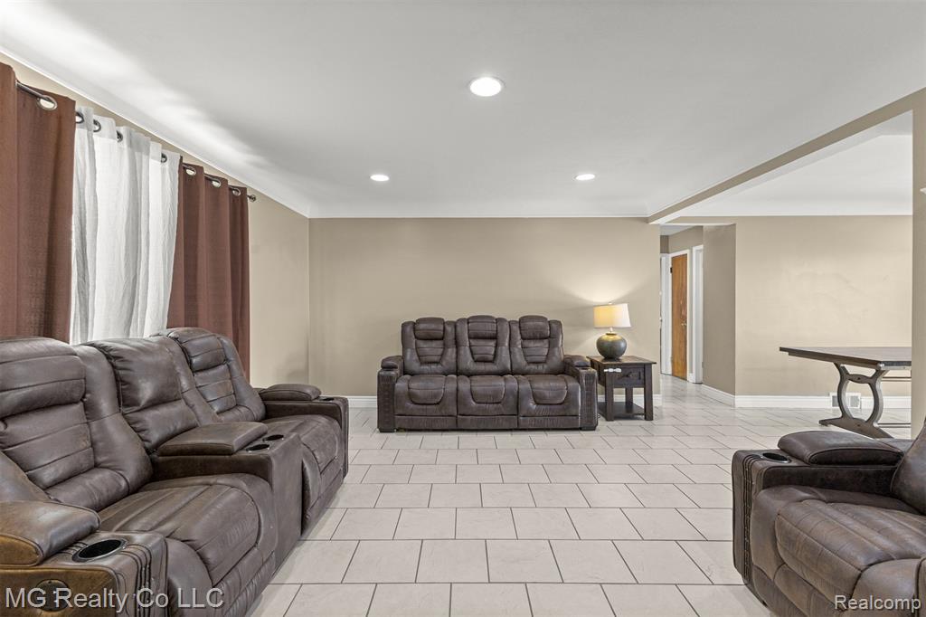 8671 Whitefield Street, Dearborn Heights, MI 48127 — Photo 4
