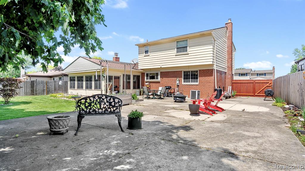 27654 Oakcrest Drive, Brownstown, MI 48183 — Photo 30