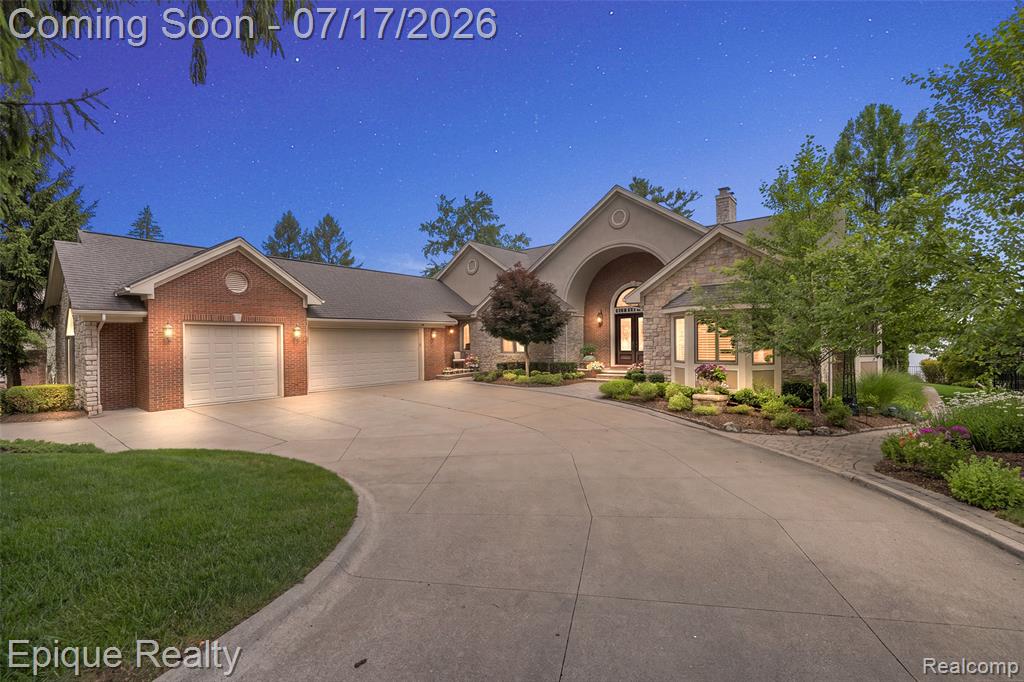 565 Shady Oaks Street, Lake Orion, MI 48362