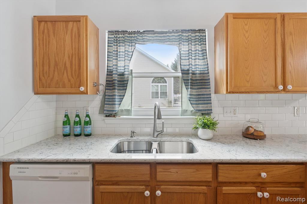 5128 Sandalwood Circle, Grand Blanc, MI 48439 — Photo 8