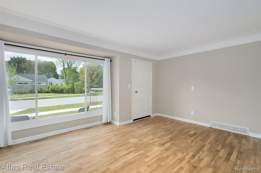 832 Southwood Drive, Fenton, MI 48430 — Photo 8